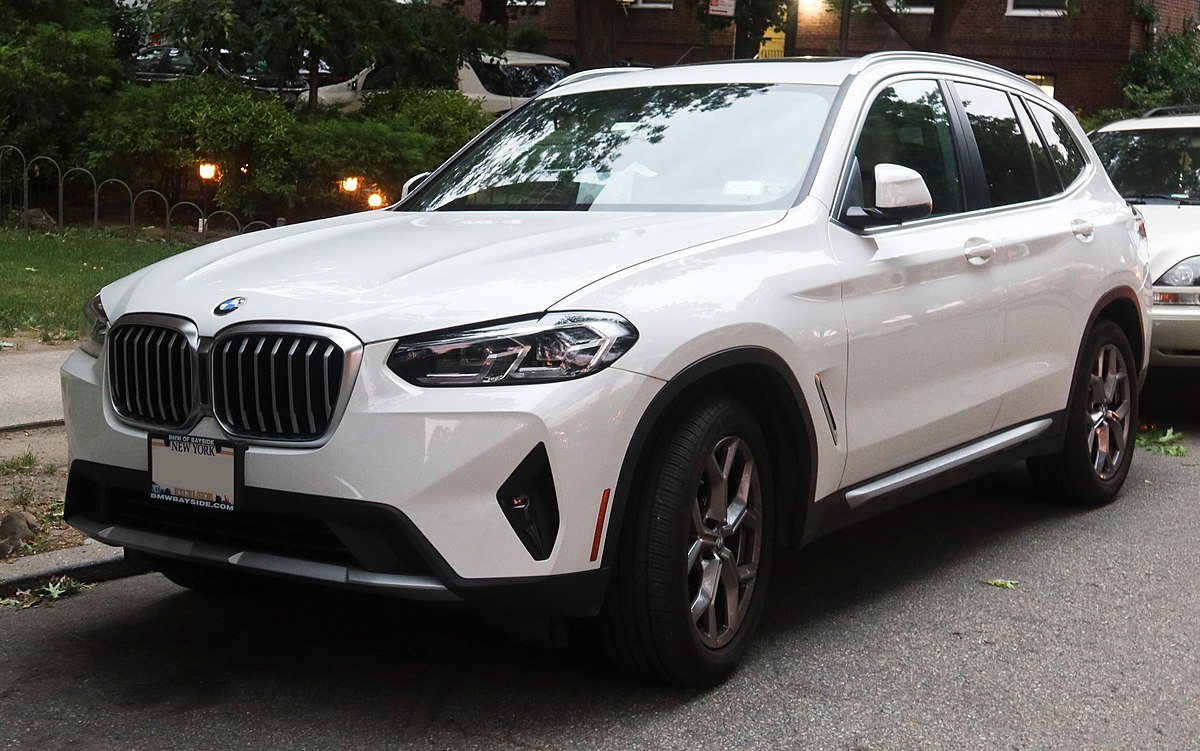 https://upload.wikimedia.org/wikipedia/commons/thumb/0/0e/2022_BMW_X3_xDrive30i_%28facelift%29%2C_front_6.18.22.jpg/1200px-2022_BMW_X3_xDrive30i_%28facelift%29%2C_front_6.18.22.jpg