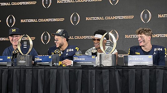 Jim Harbaugh (entraîneur), Blake Corum (MVP offensif), Will Johnson (CB, MVP défenbsif) et J. J. McCarthy (QB) de Michigan.