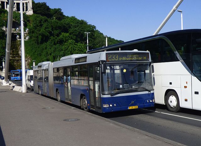 233-as busz az Erzsébet hídon