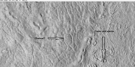 Збільшений знімок поверхні поблизу краю кратера (HiRISE, в рамках програми HiWish). Невеличкий канал міг утворитися під впливом води, яка могла перед цим перебувати в замороженому стані під землею, а під час удару — розтанути.