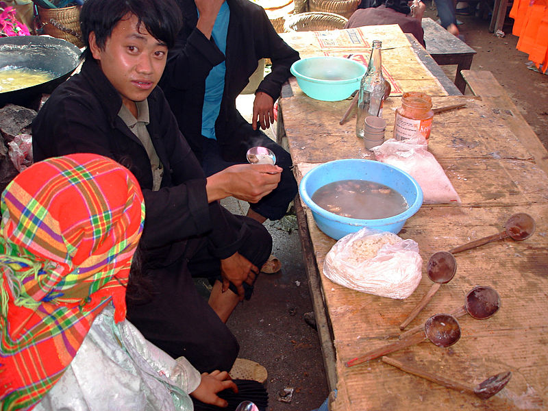 File:421 Innereiensuppe aus einer Plastikwanne.JPG