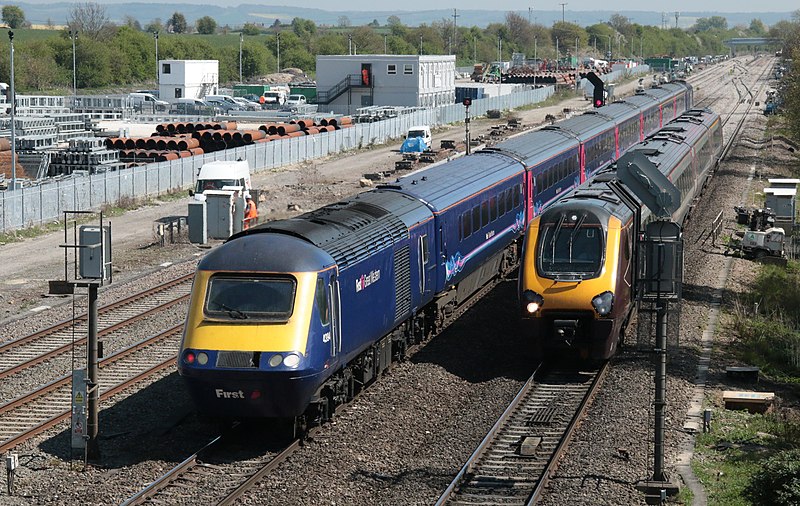 File:43194 tails a Paddington-bound HST past 220028 held for signals at Didcot East.jpg