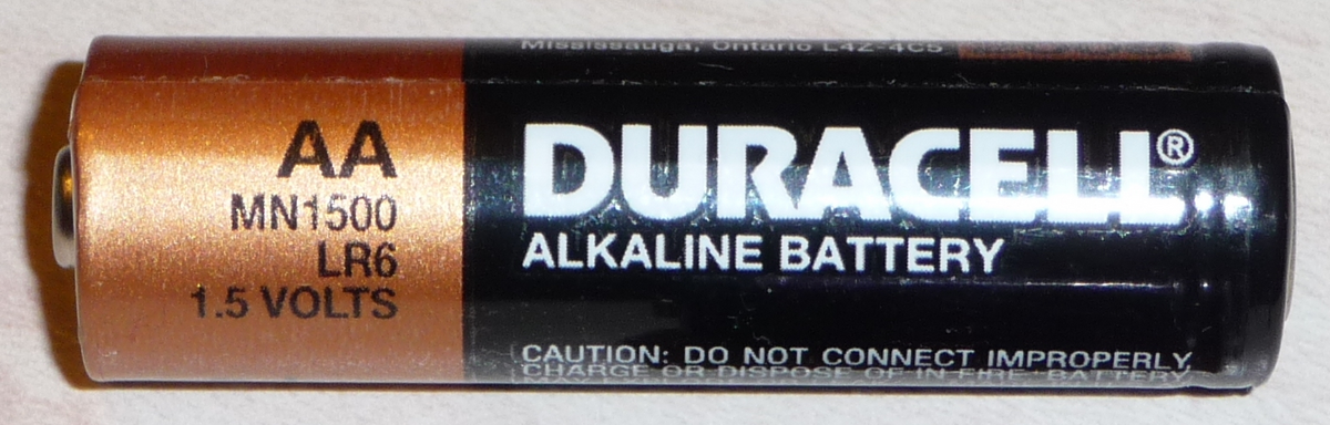 File:Auchan LR6 (AA) and LR03 (AAA) batteries.jpg - Wikimedia Commons