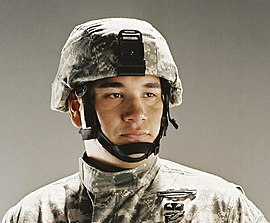 Рядовой армии США в шлеме ACH. Защитный чехол шлема в камуфляжной окраске Universal Camouflage