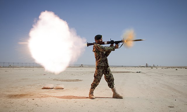 חייל אפגני יורה במטול RPG-7 במהלך אימון.