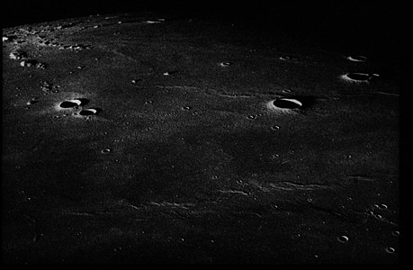 Vista obliqua de Bessarion (el cràter més gros) (missió Apollo 17)