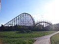 Blick auf den Lifthill von außerhalb des Parks