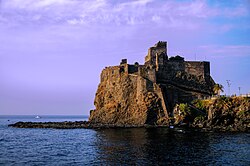 Aci Castello Sisilia Italia - Creative Commons oleh gnuckx (5085398127).jpg