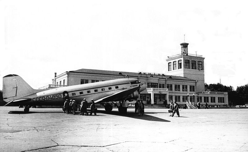 File:Aeroflot Lisunov Li-2 at Kiev Zhulyany Airport.jpeg