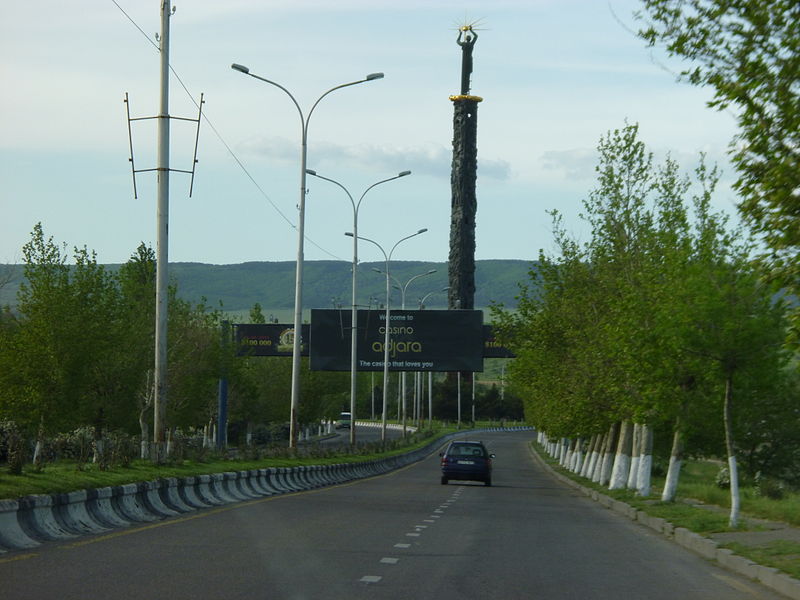 File:Airport Statue P1000087 (8859284282).jpg