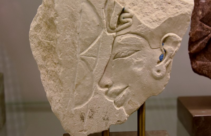 File:Akhenaten, pat of a trial piece, from el-Amarna, ca. 1365-47 BCE, Ny Carlsberg Glyptotek, Copenhagen (36284427001).jpg