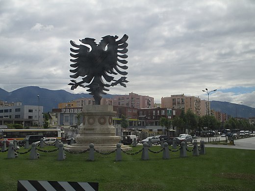אנדרטת דגל אלבניה בטירנה