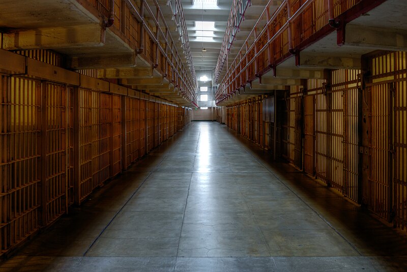 File:Alcaztraz, interior, cell blocks (May 2015)(176337897).jpg