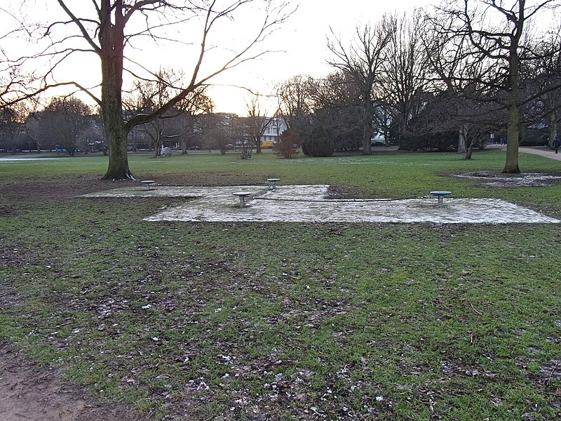 File:Alsterpark Slackline (1).jpg