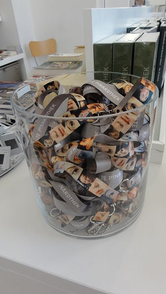 File:Alte Pinakothek lanyards.JPG