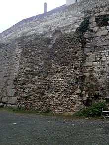 Vue d'un massif de matchonnerie plaqué contre un mur en moyen appareil.