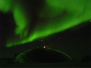 Amundsen-Scott dome Aurora 1.jpg