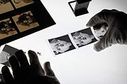 Schwarz-Weiß-Negative im Format 6 x 6 cm der Ausstellung Menschen mit Down-Syndrom begegnen