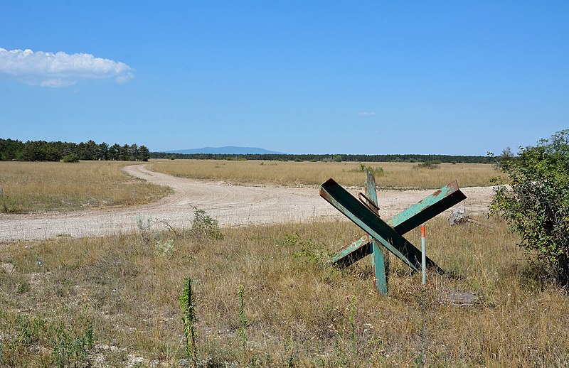 File:Anti-tank obstacle, Großmittel.jpg