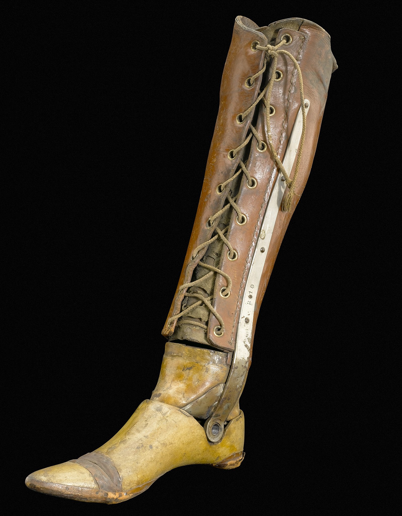 File:Artificial left leg, Europe, 1900-1940 Wellcome L0057723.jpg -  Wikimedia Commons