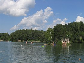 Вид с южного берега, справа видна беседка