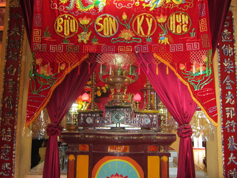 File:Bàn thờ trong chùa Thới Sơn.jpg