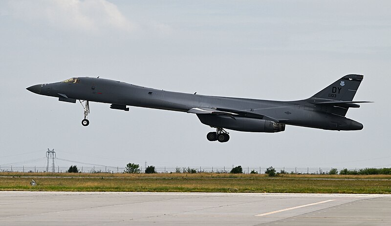 File:B-1B Lancer landing at the Mihail Kogălniceanu Air Base.jpg