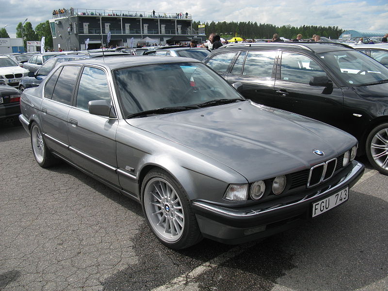 File:BMW 735i E32 (8918389144).jpg