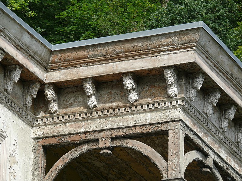 File:Bad Blankenburg - ehem. Hotel Chrysopras - Balkon an der Nordostfassade von Südosten 2.jpg