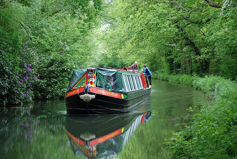 File:Barge on Basingstoke Canal.jpg