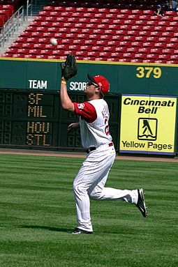 Fly out in the outfield. Baseball outfielder 2004.jpg