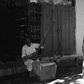 Bazar. Sklep z obuwiem. Właściciel grający na tamburze - Afganistan - 001758n.jpg