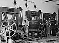 Bediening van een machinale pers in de Caves Coöperatives de Fleurie, Bestanddeelnr 191-0327.jpg