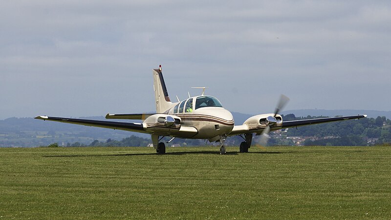 File:Beech Baron Compton Abbas 30th June 2013 (9215816543).jpg