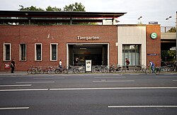 Berlin- Bahnhof Tiergarten- Haupteingang- von der Bachstraße aus 8.8.2013.jpg