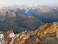 English: Bernina range and Georgys Hut as seen from Piz Languard (Pontresina/La Punt-Chamues-ch, Grison, Switzerland) Deutsch: Berninagebiet und Georgys Hütte, aufgenommen vom Piz Languard (Pontresina/La Punt-Chamues-ch, Graubünden, Schweiz) Rumantsch: Muntognas digl Bernina e Chamanna Georgy, piglia se digl Piz Languard (Pontresina/La Punt-Chamues-ch, Grischun, Svizra) Italiano: Bernina e Capanna Georgy, fotografato dal Piz Languard (Pontresina/La Punt-Chamues-ch, Grigioni, Svizzera)