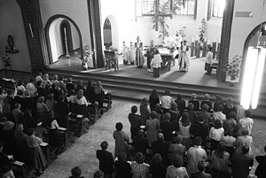 Besuch von Weihbischof Karl-August Siegel in der St. Heinrich-Kirche in der Feldstraße (Kiel 69.679).jpg