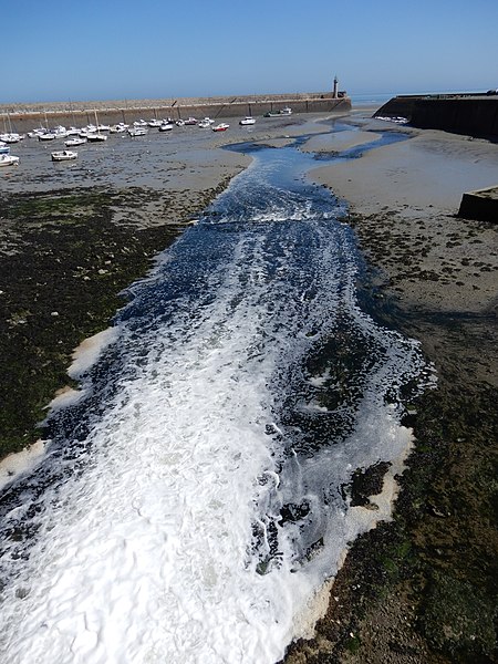 File:Binic, le port à marée basse.jpg