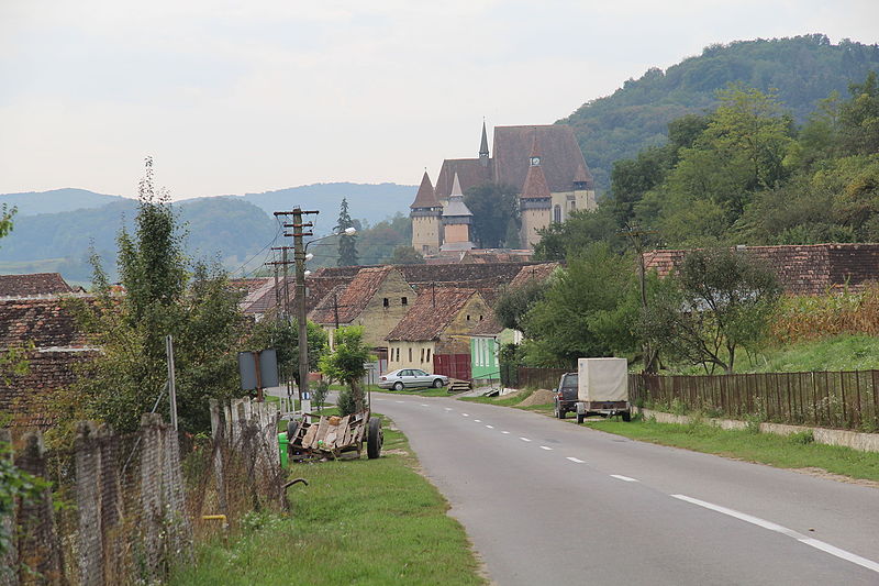 File:Blick von Norden auf Birthälm mit der Kirchenburg.JPG