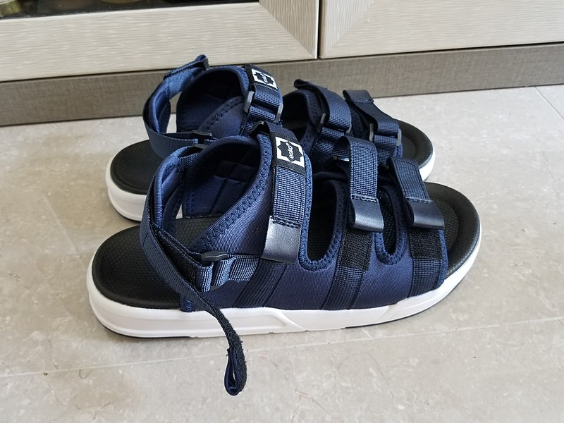 File:Blue and black colour sandal.jpg