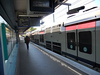 Train DYLA stopping at Bry-sur-Marne on its way to Noisy-le-Grand – Mont d'Est. The noticeboard indicates what stations the train will stop at; the screen gives the arrival times and destinations of following trains.