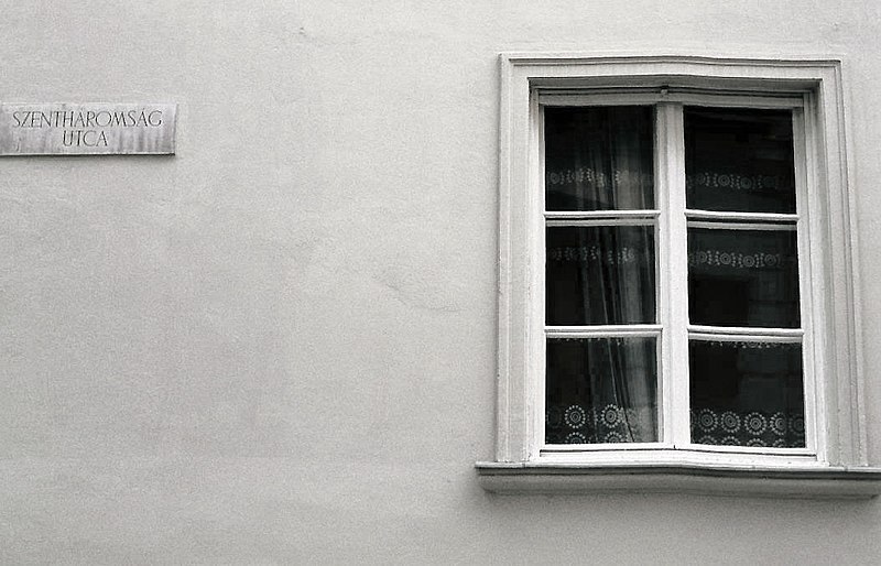 File:Budapest, ventanas 1988 01.jpg