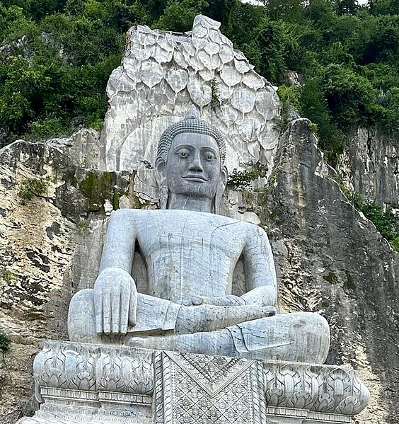 File:Buddha Phnom Sampov.jpg