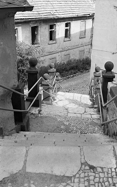 File:Bundesarchiv B 145 Bild-F089033-0010, Bernburg, Gasse in der Altstadt.jpg