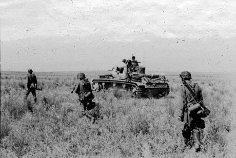 חיילי פאנצרגרנדיר מדיוויזיית הפאנצר אס אס החמישית צועדים לצד טנק פאנצר סימן 3, החזית המזרחית, 1942.