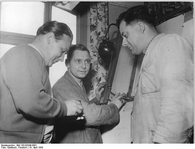 File:Bundesarchiv Bild 183-63349-0001, VEB Injekta in Steinach, Kollektiv der sozialistischen Gemeinschaftsarbeit.jpg