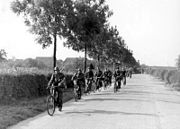 Bundesarchiv Bild 183-S73823, Arnheim, Radfahrschwadron im Anmarsch