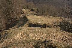 Blick von der Hauptburg auf die ehemalige Vorburg und den Vorhof, alle Teile durch Gräben getrennt