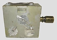 Caméra 35 mm Newman-Sinclair Auto-Kine, vue du côté remontoir (1927).jpg