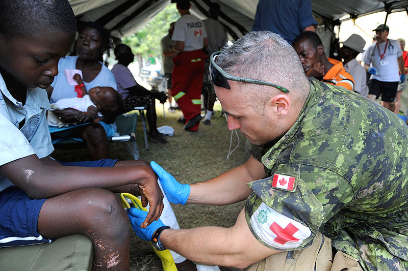 Fichier:Canadian medical camp near Logne, Haiti 2010-01-25.jpg